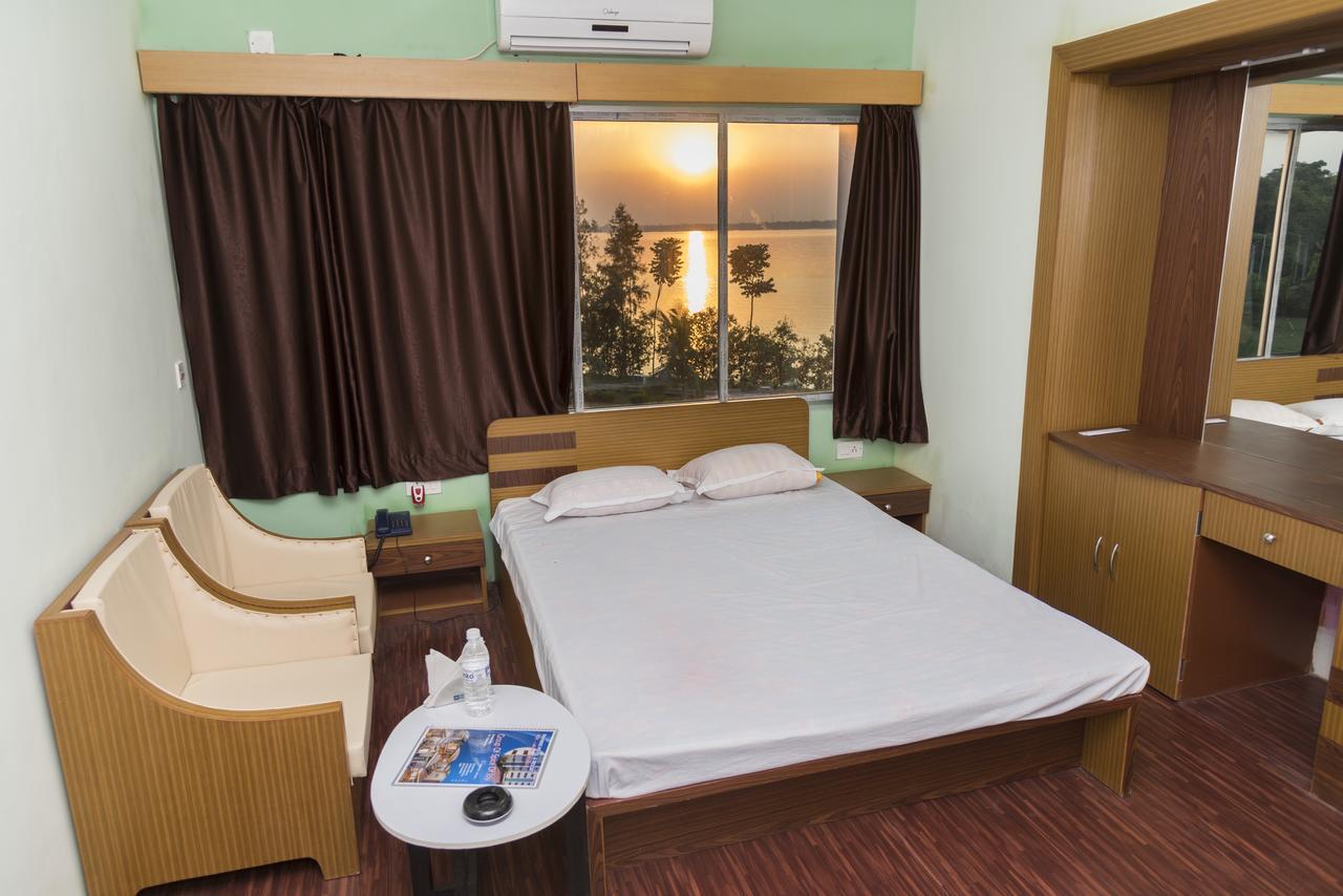 Rajhans Hotel & Resort Phalta Pokoj fotografie
