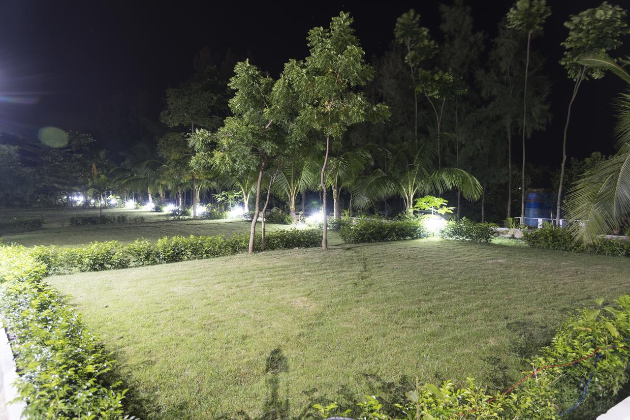 Rajhans Hotel & Resort Phalta Pokoj fotografie