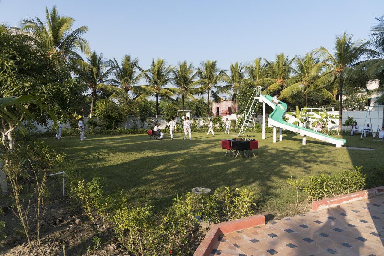 Rajhans Hotel & Resort Phalta Pokoj fotografie