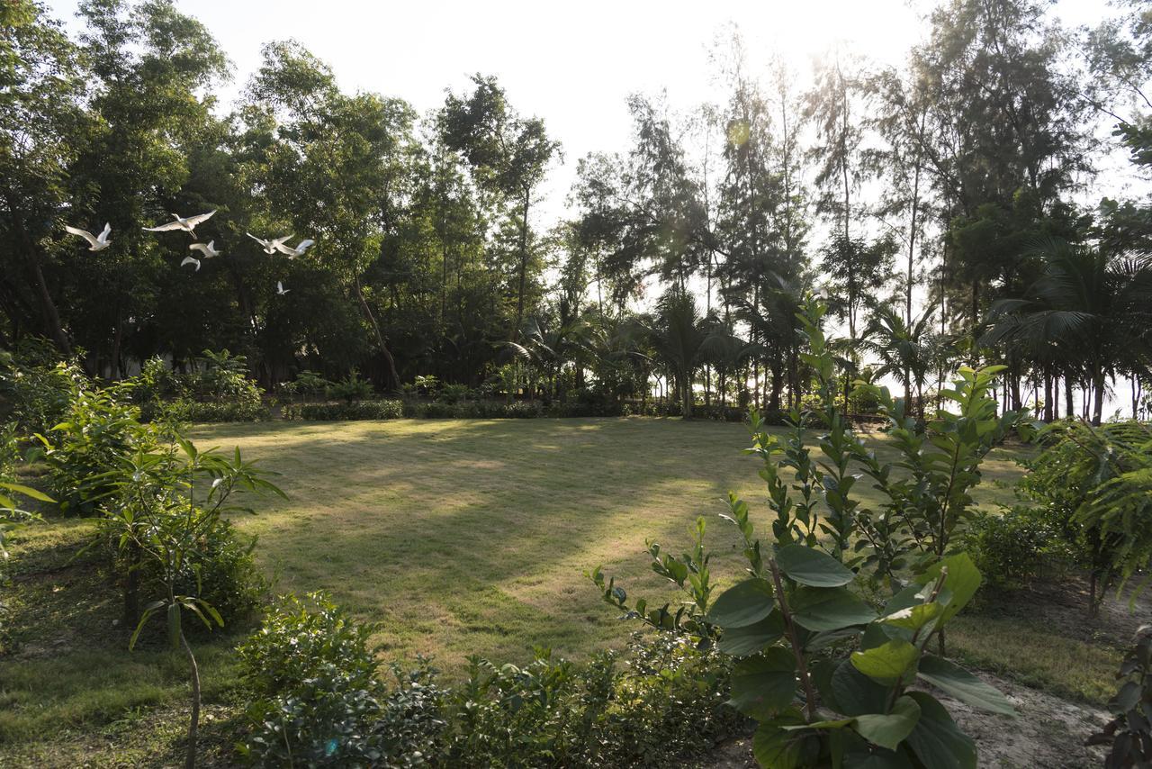 Rajhans Hotel & Resort Phalta Pokoj fotografie
