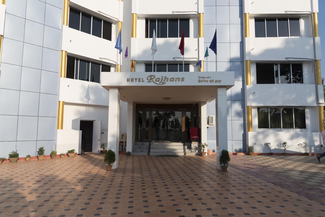 Rajhans Hotel & Resort Phalta Pokoj fotografie