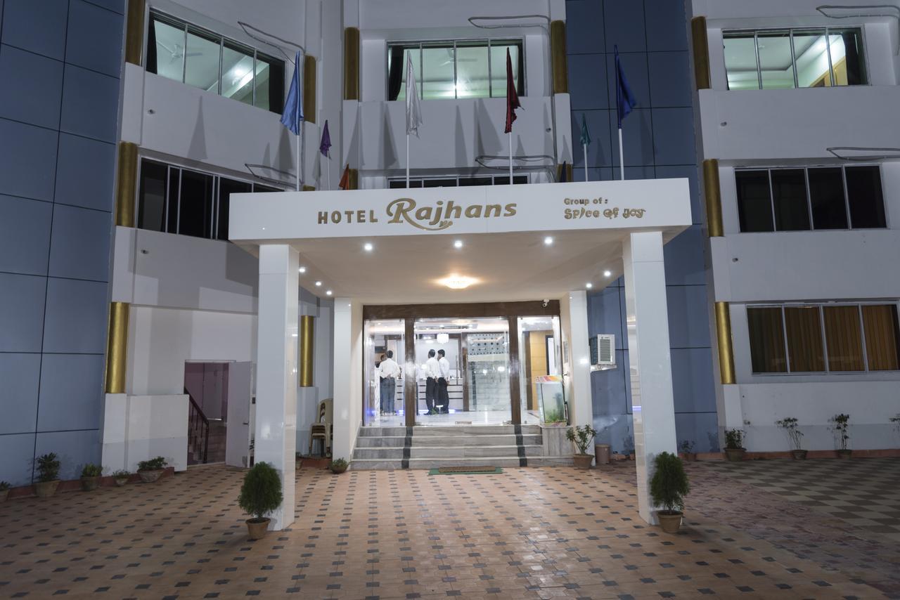 Rajhans Hotel & Resort Phalta Pokoj fotografie