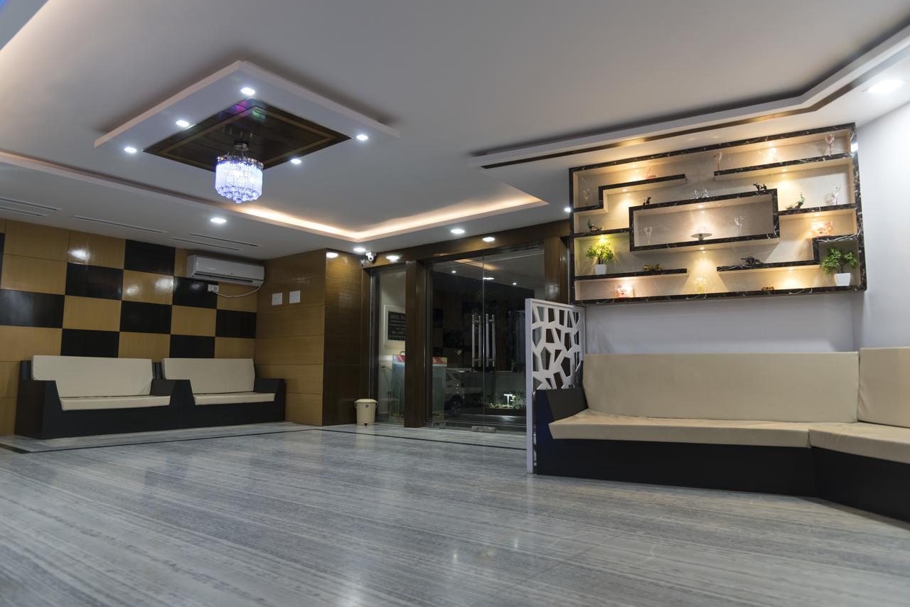 Rajhans Hotel & Resort Phalta Pokoj fotografie
