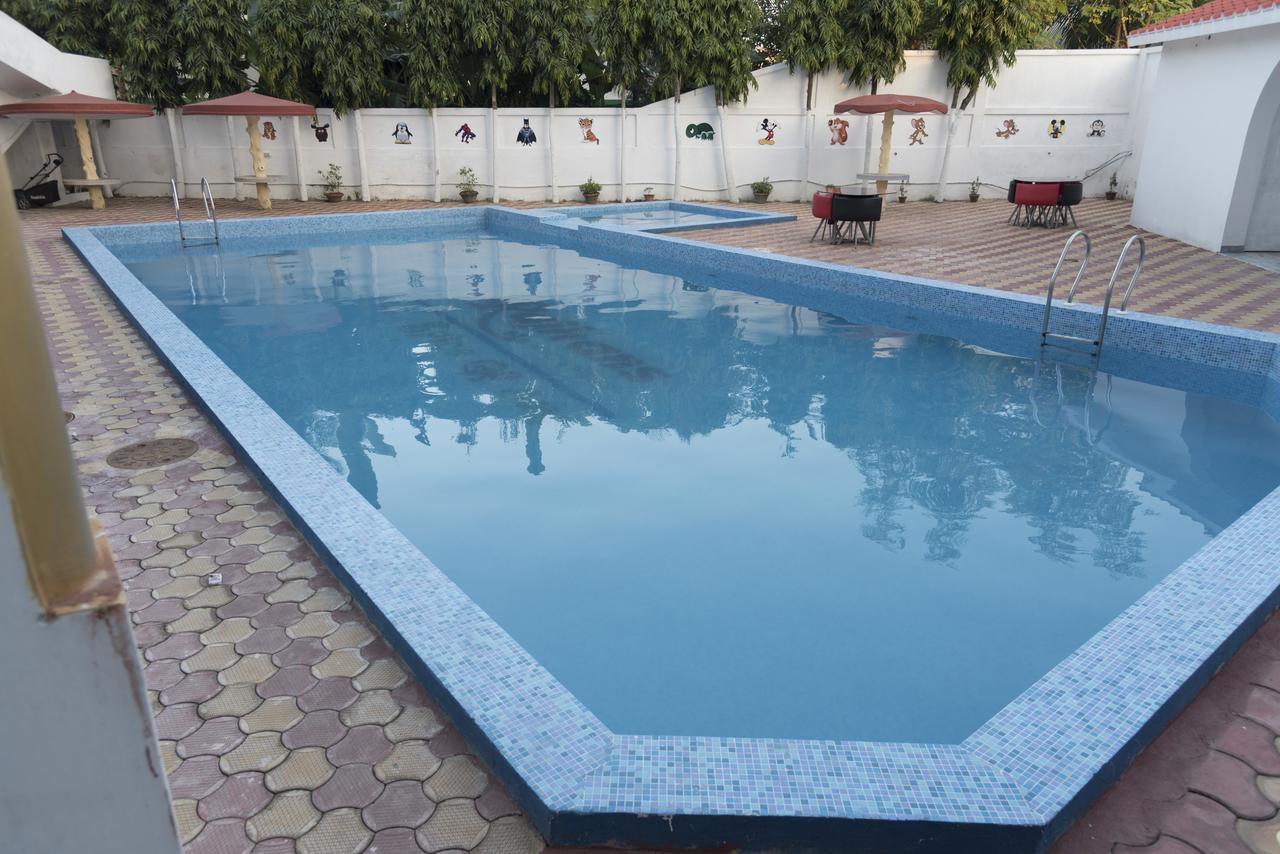Rajhans Hotel & Resort Phalta Pokoj fotografie
