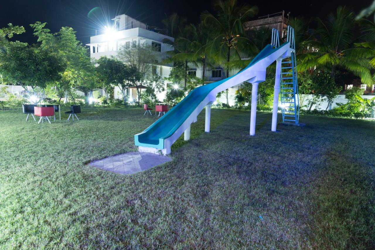 Rajhans Hotel & Resort Phalta Pokoj fotografie