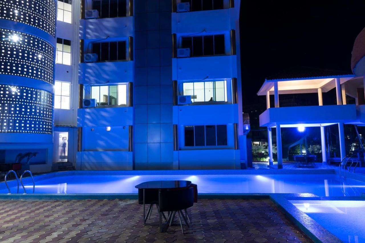 Rajhans Hotel & Resort Phalta Pokoj fotografie