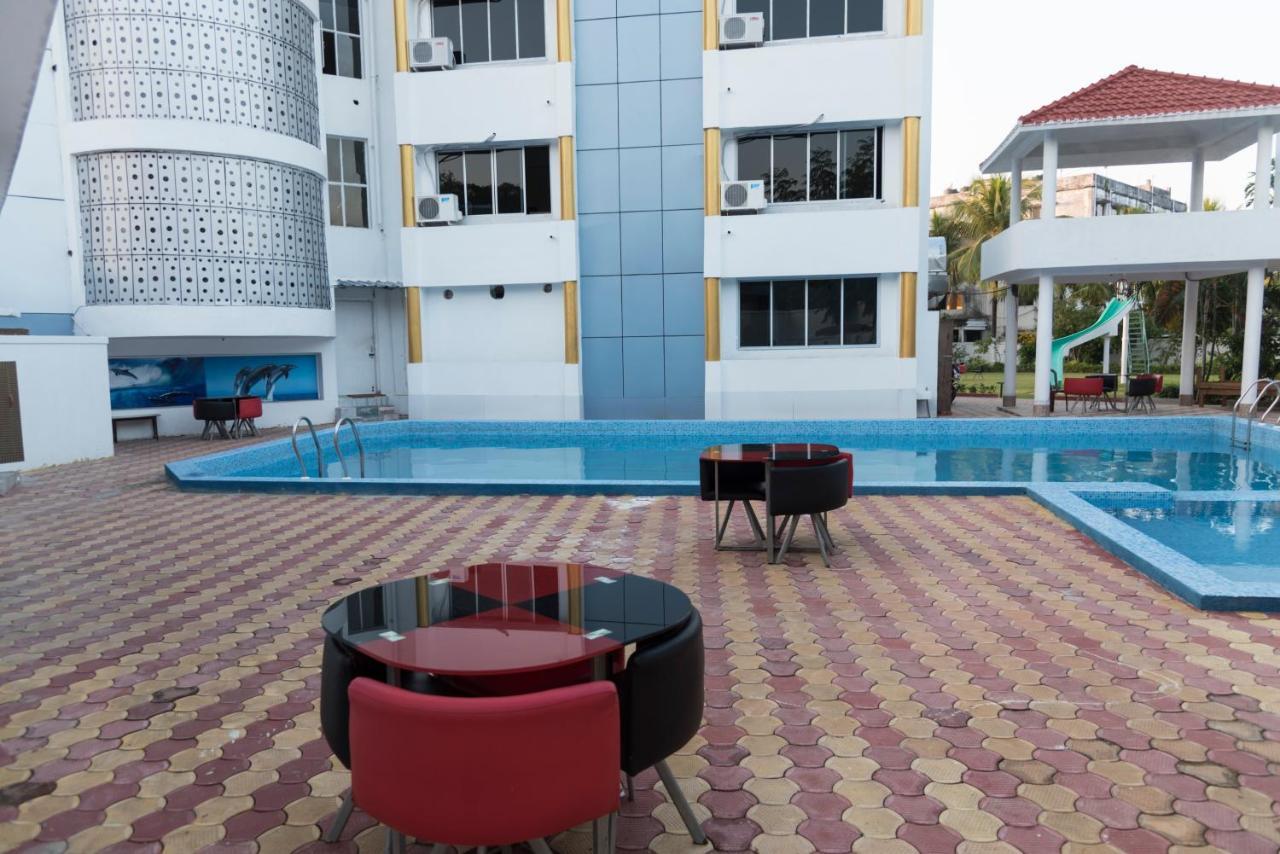Rajhans Hotel & Resort Phalta Pokoj fotografie