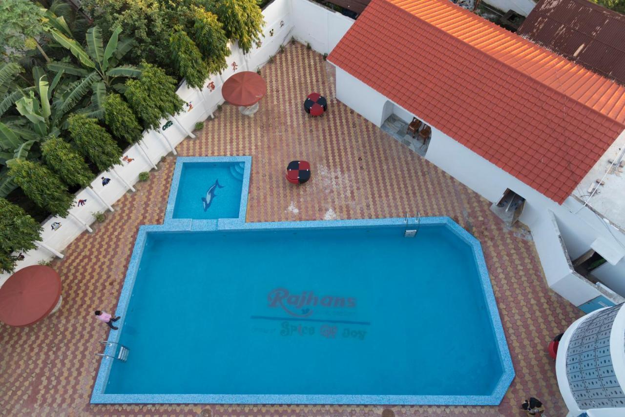 Rajhans Hotel & Resort Phalta Pokoj fotografie