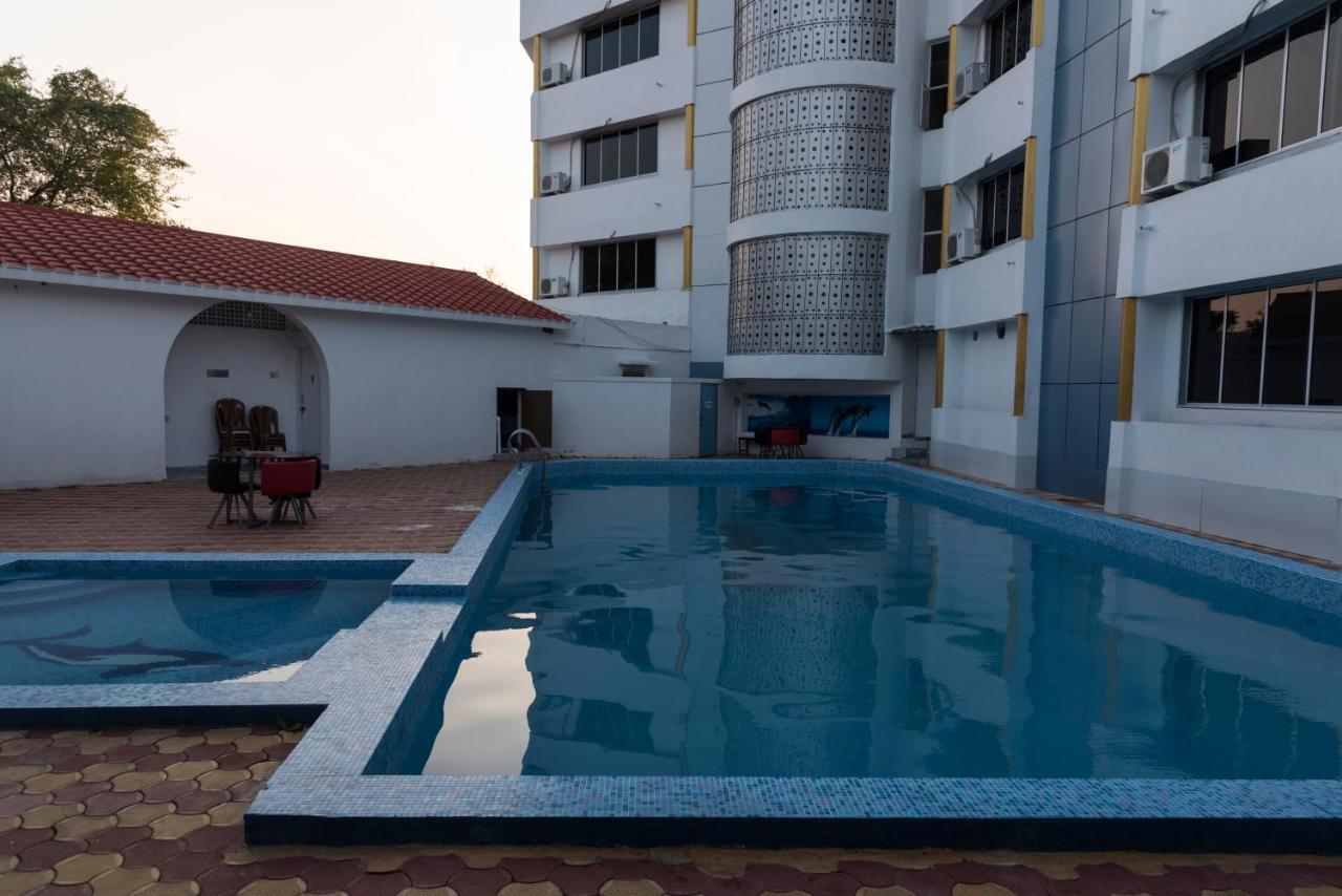 Rajhans Hotel & Resort Phalta Pokoj fotografie